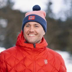 Bonnets Ski DAEHLIE HAT ZEMSI NORWEGIAN FLAG 22 Bleu / Rouge 5 Bonnets Ski DAEHLIE HAT ZEMSI NORWEGIAN FLAG 22 Bleu / Rouge -Bonnets Soldes Boutique 9 101986 hat zemsi norwegian flag 333409 35400 02